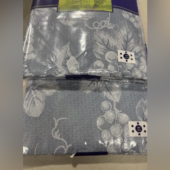 Grapevine Indoor/Outdoor Vinyl Tablecloth 70" Round - Blue - Picture 5 of 5